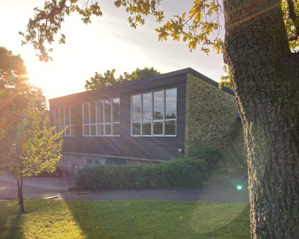 Stora ateljéfönster på utställningslokal.