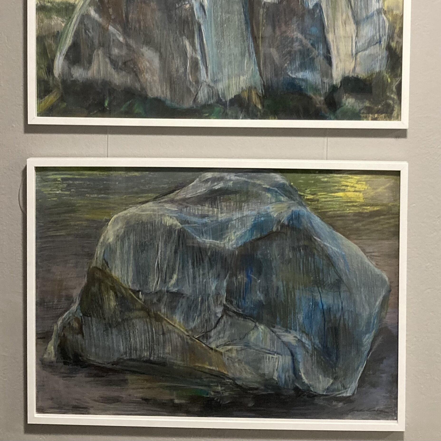 Teckningar, vaxkrita. Titel Upphittat. Konstnär Emelie Rosén.